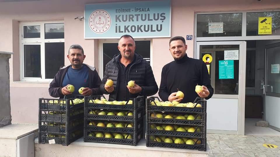 Ege Tarım ailesinden İpsala lı Öğrencilere Hediye Armut 