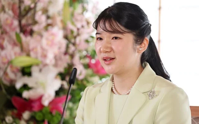 Princess Aiko wore a light khaki color jacket and skirt. Diamond brooch and pearl earring. Emperor Naruhito and Empress Masako