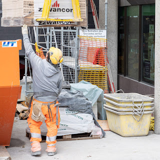 Bauarbeiter arbeitet an der Renovation eines Hauses