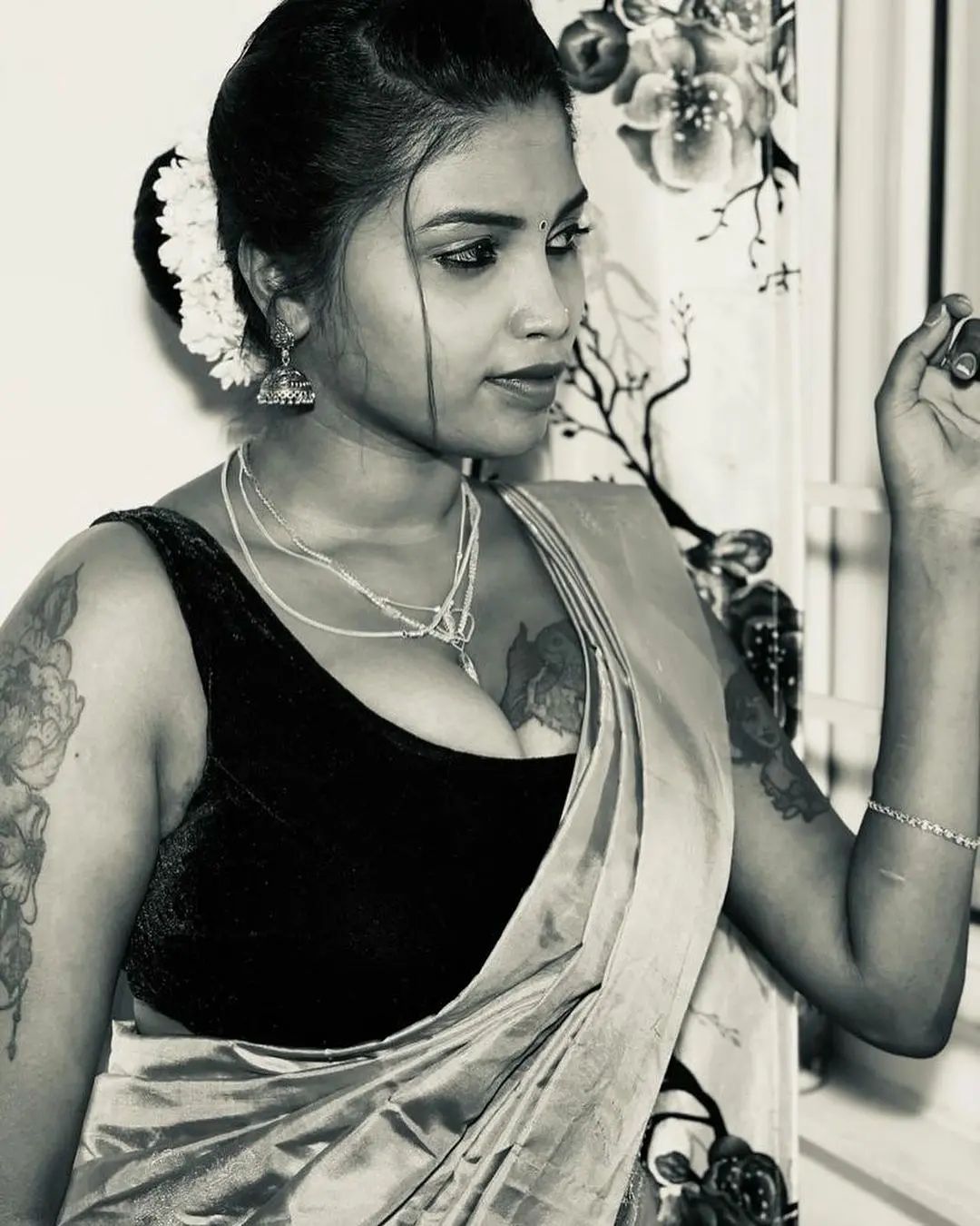Actress Elakkiya Latest Hot Navel & Cleavage Photos in Saree