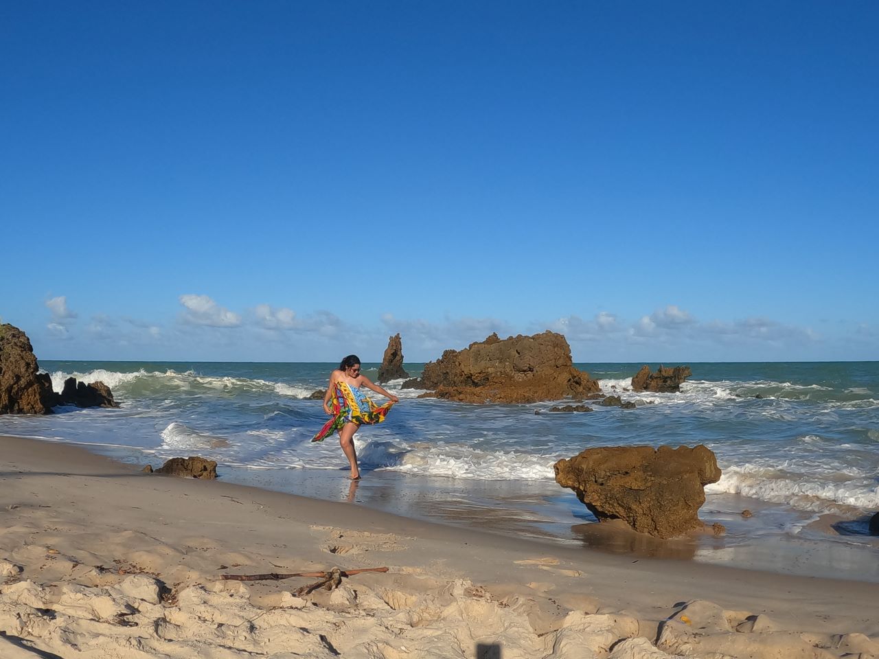 mulher na praia naturista de tambaba
