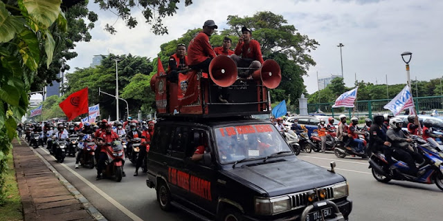 Teriakan “Hidup Buruh” Iringi Pergerakan Ribuan Pendemo dari Patung Kuda Menuju Balaikota Jakarta