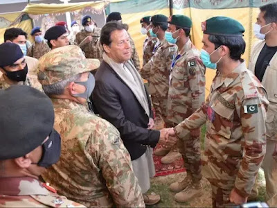 Imran Khan met soldiers at Nauski army base in Balochistan while Pak army chief Gen Qamar Javed Bajwa looked on. (Pic courtesy : Twitter)