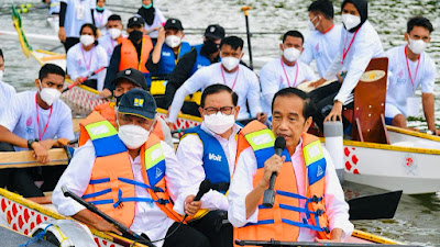 Gunakan Perahu, Presiden Jokowi Resmikan Bendungan Ladongi di Koltim