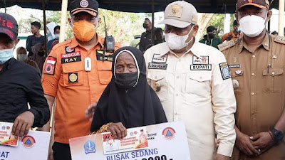 Bupati Bone Serahkan Bantuan pada Korban Puting Beliung Di Sibulue