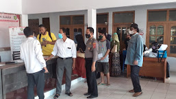 Bhabinkamtibmas Polsek Kandanghaur Jajaran Polres Indramayu Monitoring Penyaluran BLT Dana Desa