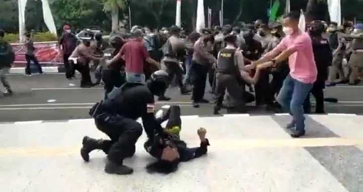 Duh! Kondisi Mahasiswa yang Dibanting Polisi Memburuk dan Harus Dilarikan ke Rumah Sakit