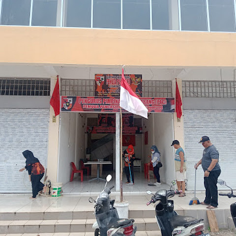 Srikandi PAC PP Kecamatan Sagulung Laksanakan Gotong Royong di Sekitar Pasar BBC Sagulung
