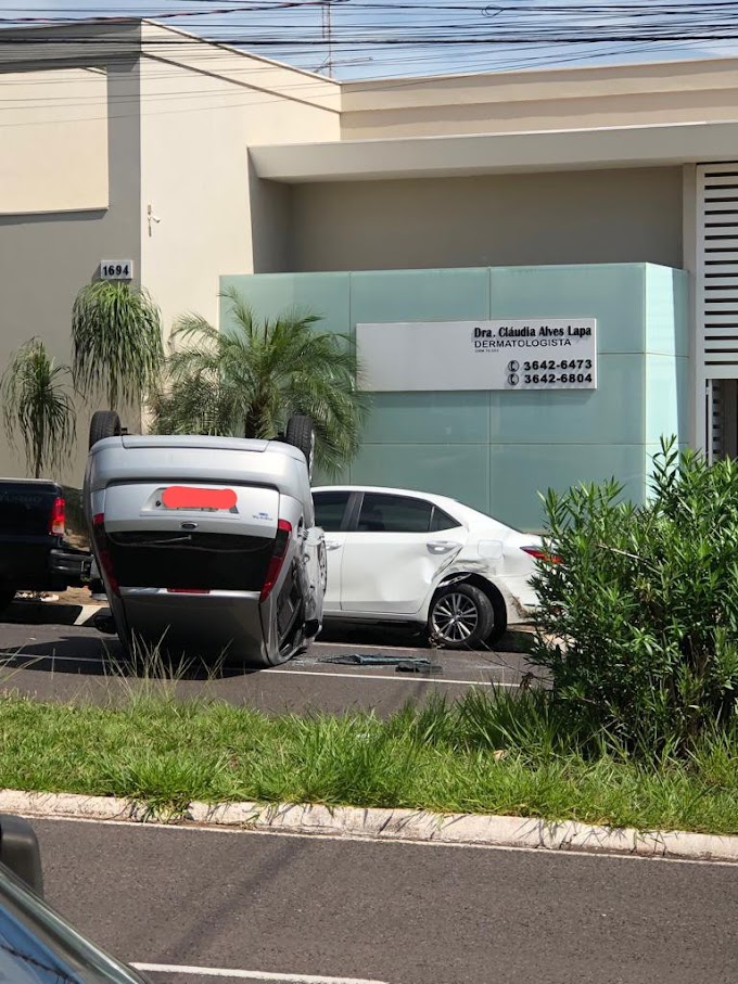 Câmeras de segurança mostram momento em que veículo capota em Birigui; assista 