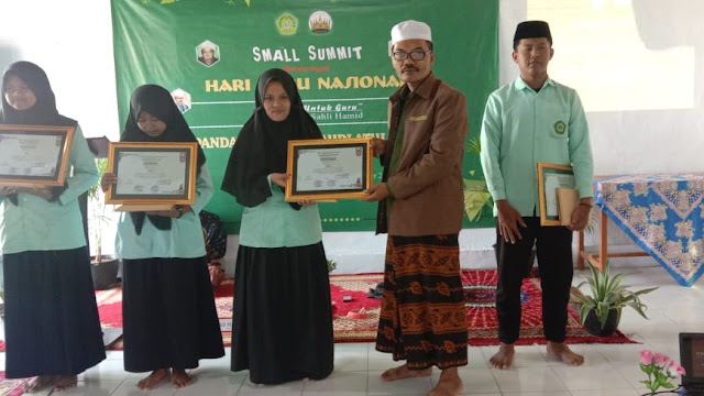 Semarak Hari Guru Nasional (HGN) di Madrasah Raudlatul Iman, Masyayikh, Guru dan Santri Ikut Baca Puisi