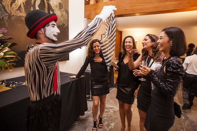 Artista circense Mímico recebendo os convidados de festa de confraternização.