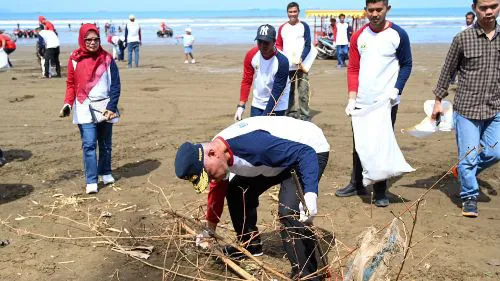 Aksi Bersih Pantai Merupakan Upaya Pemprov Sumbar Menumbuhkan Kesadaran Masyarakat Tentang Pentingnya Kelestarian Lingkungan