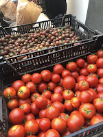 Deux paniers de tomates, rouges et brunes