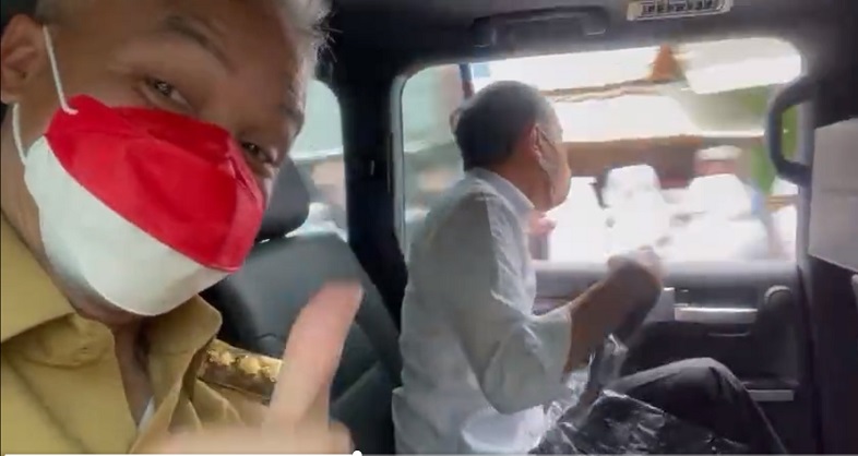 Ganjar Pranowo Bagikan Video Jokowi Lempar Kaos dari Mobil, Netizen: Kami Rakyat Pak Bukan Peliharaan