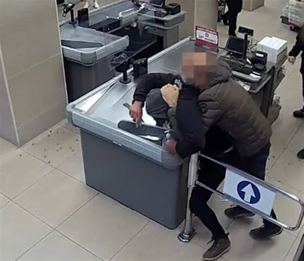[VIDEO 🔴] Un caissier menacé au couteau en Espagne: les images impressionnantes d’un policier en repos qui désarme le braqueur
