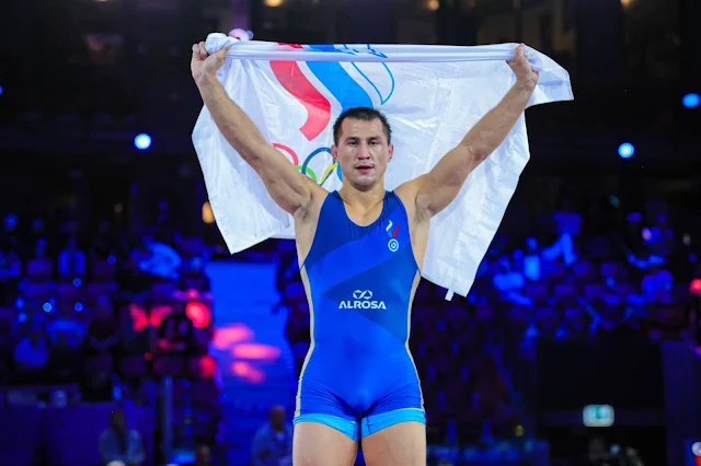 Roman Vlasov exibe bandeira da Federação Russa de Wrestling