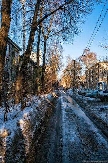 Проезжая улица во льду среди деревянных домов