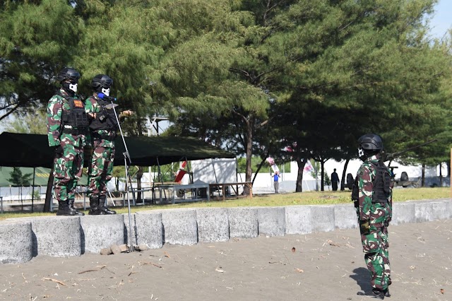 129 Prajurit Siswa Pusdikpel Kodiklatal Lattek Menembak Meriam dan Demolisi di Paiton, Probolinggo