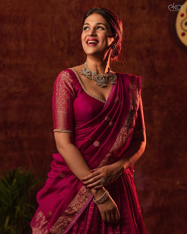 Shraddha Das Photos looks stunning in Magenta Half Saree