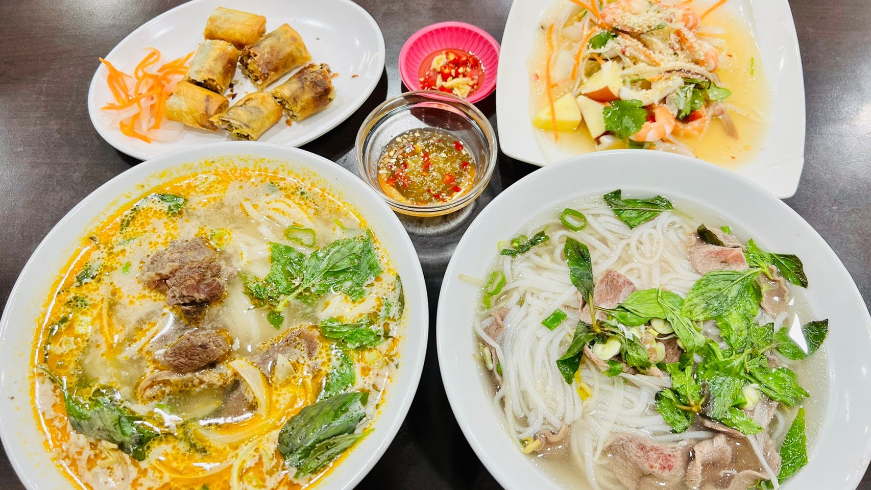 苗栗美食 西貢牛肉料理 竹南市場裡的越南料理 牛肉湯 河粉 炸春捲 涼拌沙拉