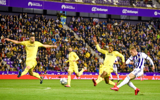 Raúl Carnero dispara a puerta tapado por Samu Chukwueze e Iborra, mientras Albiol aparece al fondo. REAL VALLADOLID C. F. 1 VILLARREAL C. F. 1. Sábado 08/02/2020, 18:30 horas. Campeonato de Liga de 1ª División, jornada 23. Valladolid, estadio José Zorrilla