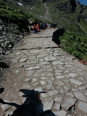 Rough stone cobbled road on trek to Hemkund Sahib