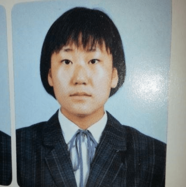 [theqoo] WHY DOES RA MIRAN LOOK SO MUCH LIKE LEE DOHYUN IN HER GRADUATION PHOTO?