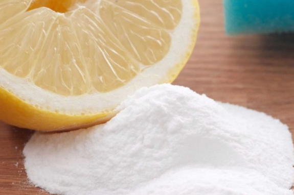 7. You can remove sweat stains on various parts of your clothes, just mix lemon juice and baking soda to clean it