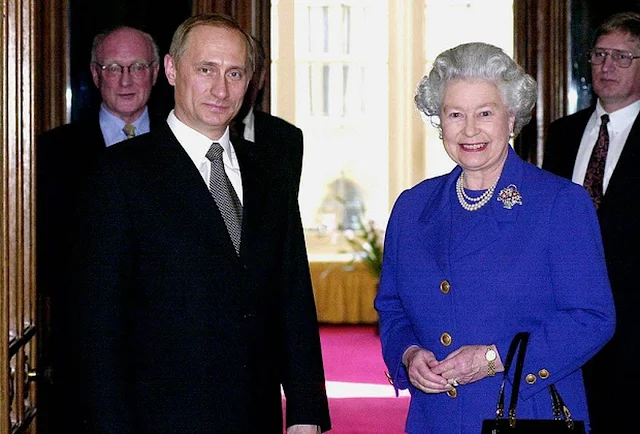 Rainha britânica Elizabeth II recebendo o presidente eleito russo Vladimir Putin no Castelo de Windsor.