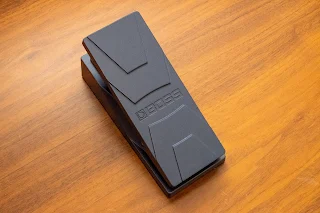 BOSS EV-30 は小型で堅牢