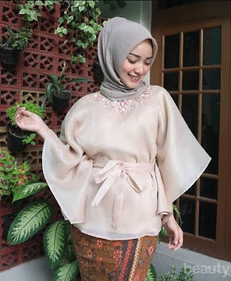 Kebaya modern remaja untuk wisuda