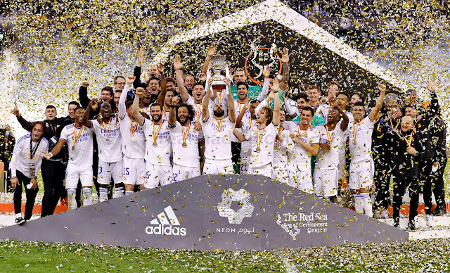 Los jugadores del Real Madrid celebran la consecución de su 12º título de la Supercopa. REAL MADRID C. F. 2 ATHLETIC CLUB DE BILBAO 0. Domingo 16/01/2022, 19:30 horas. 38ª edición de la Supercopa de España, final. Riyadh, Arabia Saudí, Estadio King Fahd: 30.000 espectadores (aforo limitado 50%). GOLES: 1-0: 38’, Luca Modric. 2-0: 52’, Benzema, de penalti.