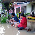 Banjir di Tanjung Morawa Sepeda Motor Dievakuasi Menggunakan Rakit