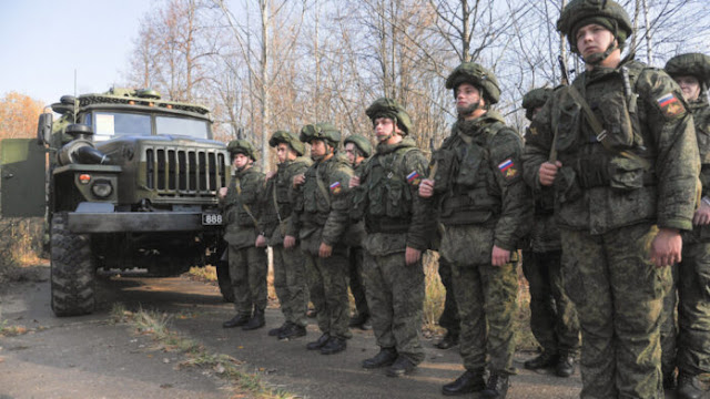 Στις βάσεις τους 10.000 Ρώσοι στρατιώτες μετά από ασκήσεις κοντά και στα σύνορα με την Ουκρανία