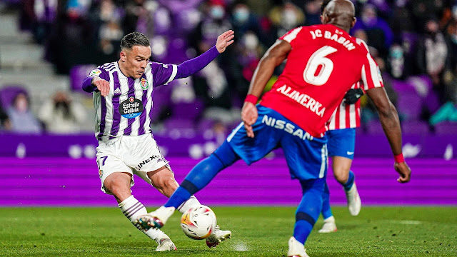 Roque Mesa, con la oposición de Babin, dispara para marcar el gol del Valladolid. REAL VALLADOLID C. F. 1 REAL CLUB SPORTING DE GIJÓN 0 Viernes 28/01/2022, 21:00 horas. Campeonato de LaLiga Smark Bank de 2ª División, jornada 25. Valladolid, estadio José Zorrilla: 13.221 espectadores. GOLES: 1-0: 74’, Roque Mesa