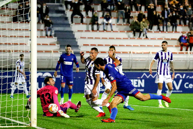 El tercer gol del Amorebieta, marcado por Unzueta, aprovechando una indecisión de Roberto y Fede San Emeterio. S. D. AMOREBIETA 4 REAL VALLADOLID C. F. 1. Miércoles, 03/11/2021, 19:00 horas. Campeonato de Liga de 2ª División, jornada 14. Bilbao, Vizcaya, Campo 2 de Lezama