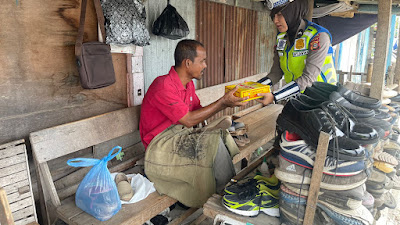 Jumat Berkah, Personel Ditlantas Polda Aceh Bagikan Nasi Kotak untuk Masyarakat