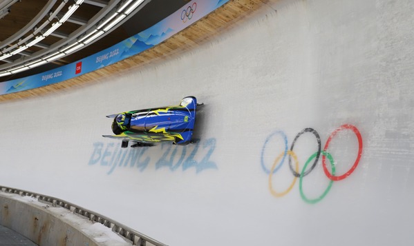 Trenó Brasileiro, azul e com detalhes verde e amarelo, na pista em Pequim-2022