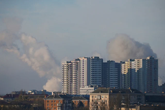 Fumaça sobe após recente bombardeio em Kiev, Ucrânia, em 26 de fevereiro de 2022. Autoridades ucranianas alertaram os moradores de Kiev para se abrigarem no local. REUTERS