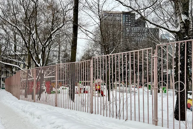 Херсонская улица, дворы, территория детского сада