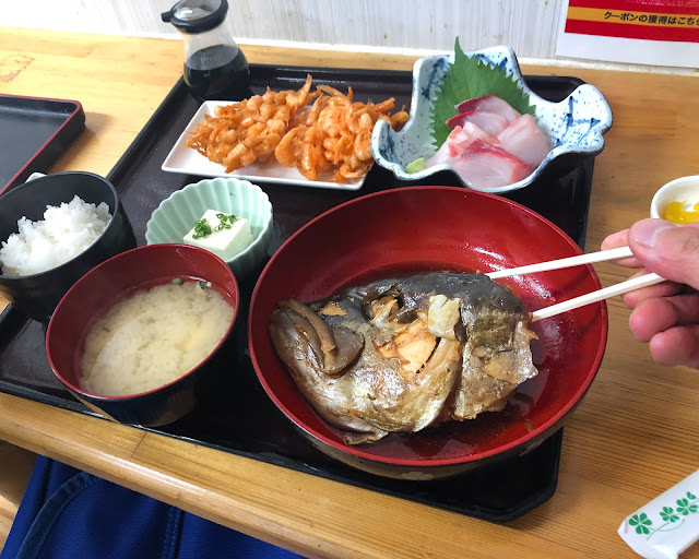 魚料理の器は赤い