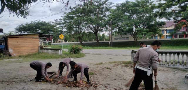 Program Jumat Bersih, Polres Sigi Laksanakan Jumat Bersih Di Masjid Al-Ikhtiad Desa Maku