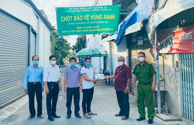 Lãnh đạo Phường 28 tặng quà cho các lực lượng tham gia phòng chống dịch trên địa bàn phường. (Ảnh: PV)