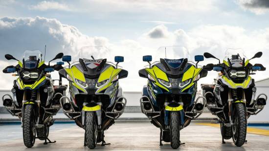 "Was pulled out of a BMW" - that could happen in France from 2022, because the two-wheel squadrons of customs, gendarmerie and national police will be driving BMW motorcycles from next year. Depending on the area and task, the F 750 GS, R 1250 GS and R 1250 RT , which have been converted into official vehicles in Spandau, are used. BMW does not announce the exact number of units for this deal.  Different faces The vehicles of the Gendarmerie are predominantly blue with signal-yellow surfaces on the front and silver contrasts. Most of them would come across us in the country or on the motorway. The BMWs of the National Police are in silver with signal yellow surfaces and red applications. It is not known how the custom BMWs are painted. Also not whether the radar system of the RT for the distance cruise control has been expanded to the radar trap.  BMW and the authorities In 2020 BMW sold over 2,400 motorcycles built for government agencies. They are converted directly in the factory in accordance with national or regional specifications. Since 1970, more than 160,000 BMW authorities have gone to over 150 countries. And in 2022 BMW will return to France after a guest appearance with the R 1200 RT in 2012.  CONCLUSION From 2022, the French police will be driving BMW again. The models F 750 GS, R 1250 GS and R1250 RT go on patrol as government motorcycles directly from Berlin.