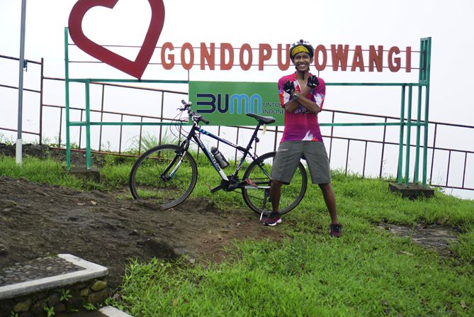 Mengabadikan diri di puncak Bukit Gondopurowangi Magelang