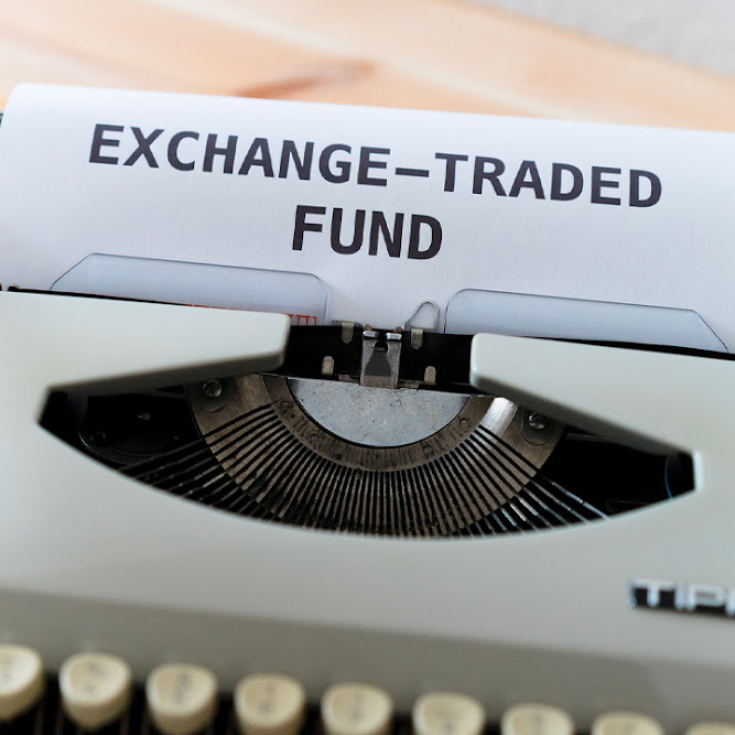 machine a ecrire avec inscrit dessus ETF Exchange-Traded Fund