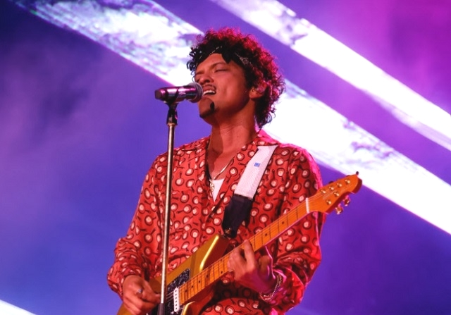 [theqoo] BRUNO MARS ALLEGEDELY ADDICTED TO GAMBLING “OWES 66 BILLION WON TO THE CASINO”