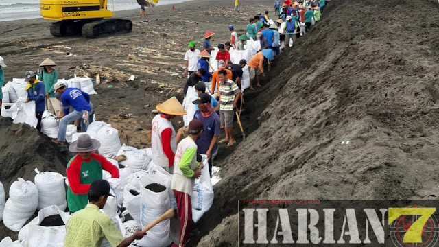 Dua Minggu Waktu Pembuatan Tanggul Pantai Lengkong Yang Terdampak Abrasi