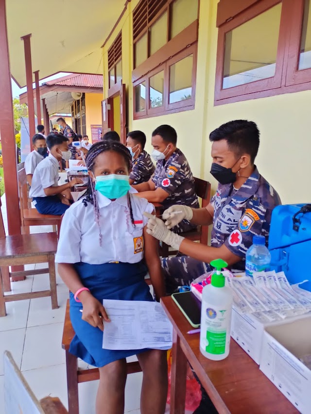 UNTUK CIPTAKAN HERD IMMUNITY DUA JENIS VAKSIN COVID-19 SERBU PELAJAR SMP PGRI SALAWATI DI KABUPATEN SORONG   