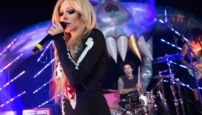 Avril Lavigne dice que su próximo proyecto será "una extensión" de 'LOVE SUX'